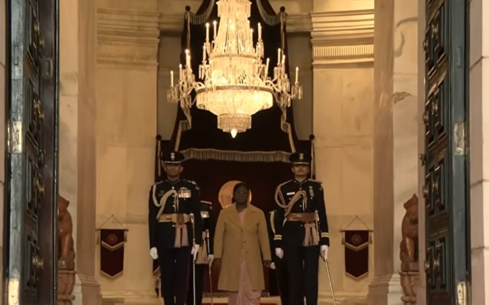 sansad_tv's tweet image. #VijayChowk से बीटिंग रिट्रीट समारोह का सीधा प्रसारण.

इसी समारोह के साथ गणतंत्र दिवस के समारोह संपन्न होंगे.

#BeatingRetreat #RepublicDay 

Watch Live: youtu.be/EFBgPGe0XSI