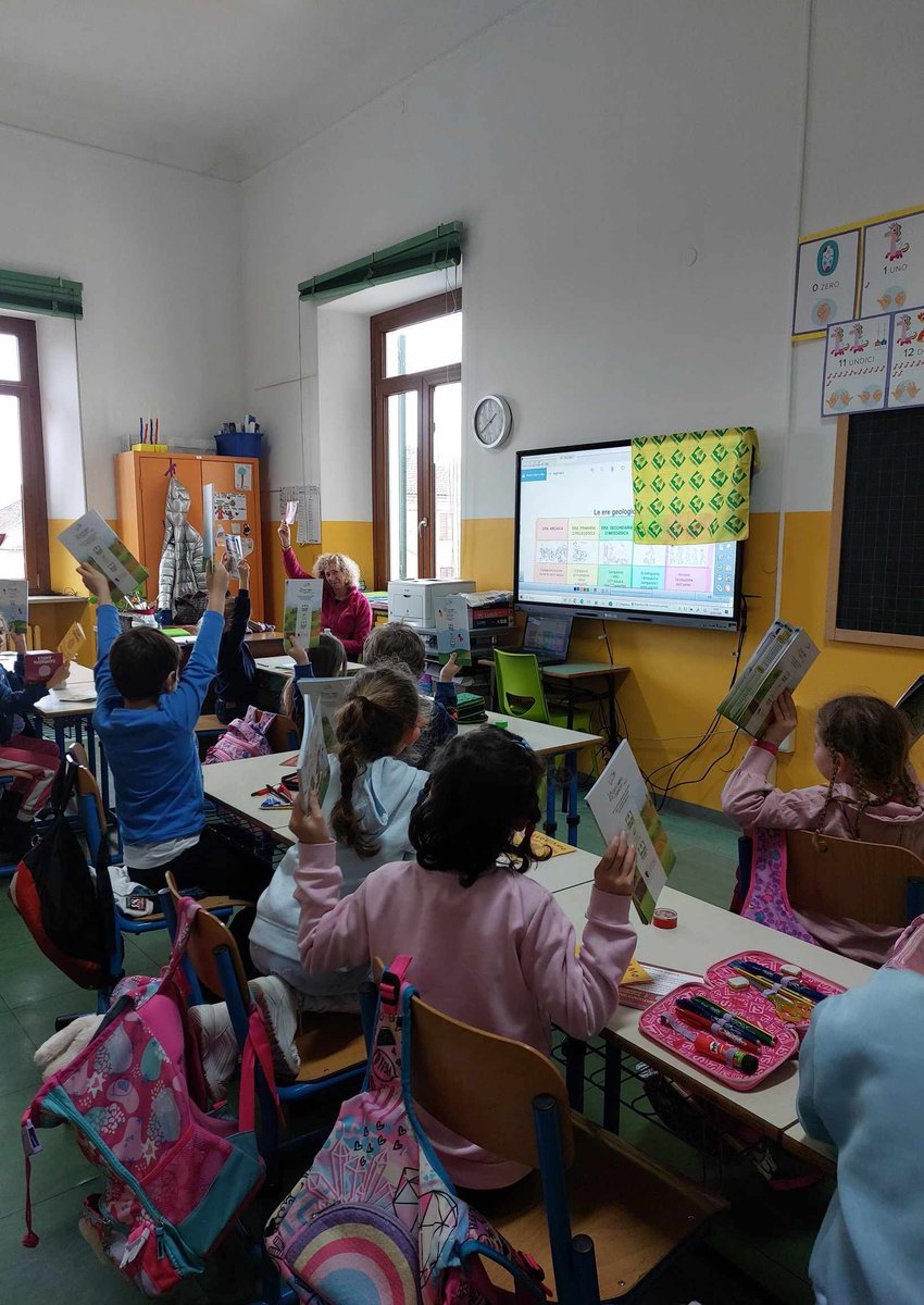 ColdirettiAL's tweet image. Scuola: conoscere la Dieta Mediterranea, più frutta e verdura e no a prodotti ultraprocessati
Insieme alla Fondazione Cassa di Risparmio un viaggio accompagnati dai Supereroi del Cibo
Frutta a colazione e merenda, no a bibite zuccherate e a merendine confezionate. 
@coldiretti