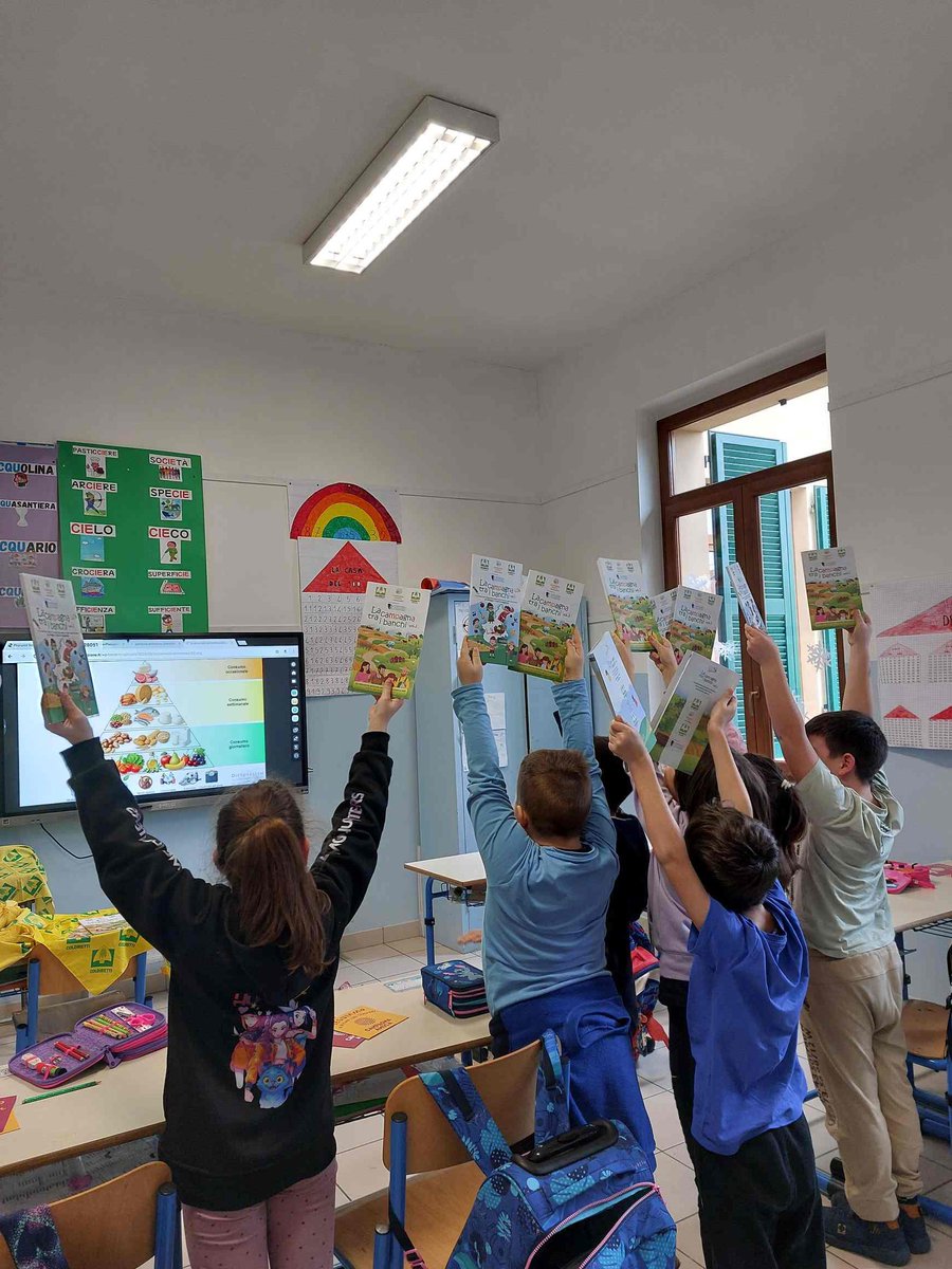 ColdirettiAL's tweet image. Scuola: conoscere la Dieta Mediterranea, più frutta e verdura e no a prodotti ultraprocessati
Insieme alla Fondazione Cassa di Risparmio un viaggio accompagnati dai Supereroi del Cibo
Frutta a colazione e merenda, no a bibite zuccherate e a merendine confezionate. 
@coldiretti
