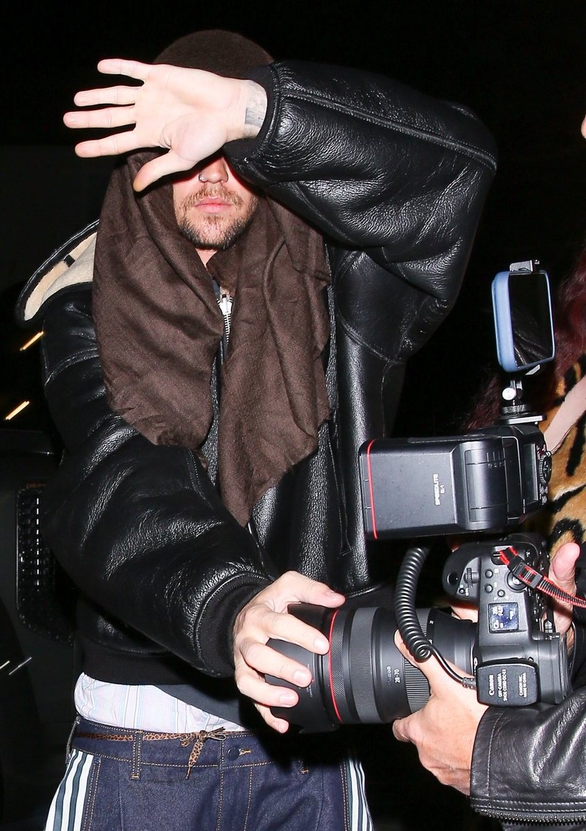 o justin tampando a câmera do paparazzi com a mão inteira kkkkkkkkkkk