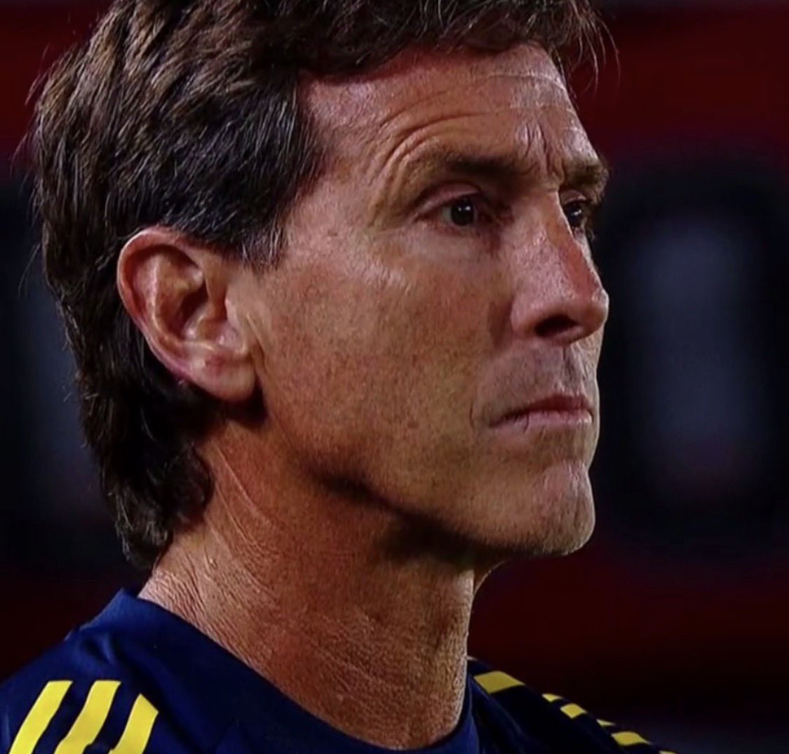 FerKleiman's tweet image. Huele a déjà vu del 2023. Con una diferencia: aquella vez el interino era un ídolo que venía de sacarnos campeón tras agarrar al equipo lejos en la tabla. Por ningunear la función, Román no aprendió la lección. Dejó un Don Nadie, en el club y la profesión, a cargo de un gigante.