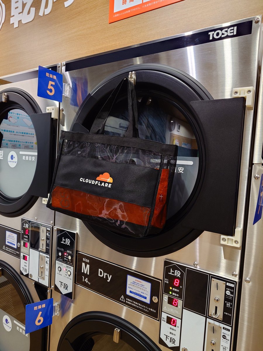 去年のInteropでもらったCloudflareのバッグ洗濯物いれたり温泉に持ってくのにちょうど良過ぎる