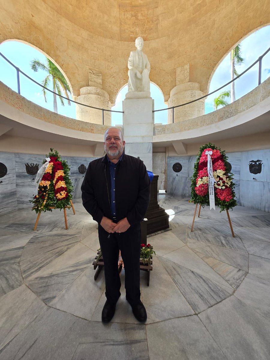 El Primer  Ministro Manuel Marrero Cruz , rindió tributo en el 
Cementerio Santa Ifigenia  al Apóstol, en el aniversario 173 de su natalicio,a #Fidel,  Céspedes y a Mariana.