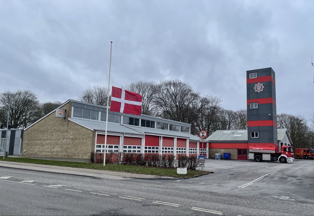 Dannebrog vajer på halv på Station Fredericia og Kolding.
Det sker for at ære den politibetjent, som i nat mistede livet i en tragisk ulykke på motorvejen ved Aabenraa.
Vores tanker går til den tilskadekomne betjent, de pårørende og alle kollegaer i Syd- og Sønderjyllands Politi.
