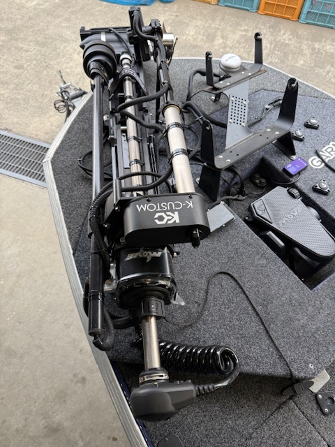 boat_mishima's tweet photo. パワーポール　ムーブＺＲ４５インチの取付を致しました。ステンレスプロペラ付きのフル装備です。この度は誠にありがとうございました。エレクトリックモーターのご用命は当店まで宜しくお願い致します。＃パワーポール　＃ムーブ　https://t.co/vmhDBSHI56 https://t.co/XTrQiv8Nao