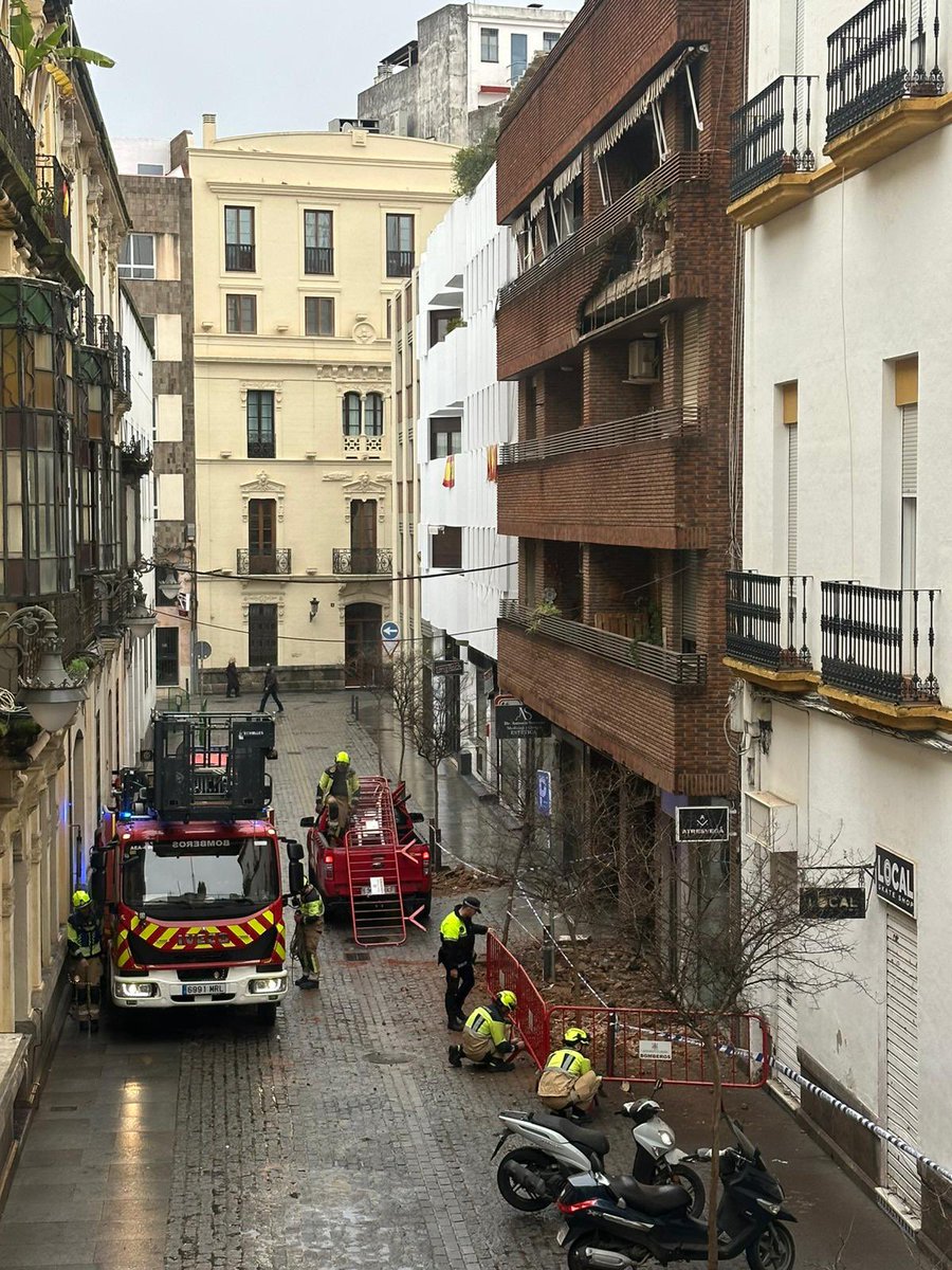 C/Teniente Braulio Laportilla. Desprendimiento del revestimiento del balcón. Tengan mucho cuidado estos días queridos ciudadanos.