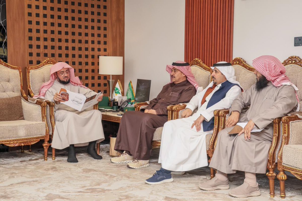 BirAbha's tweet photo. رئيس مجلس إدارة جمعية البر الخيرية بطبب ربيعة ورفيدة يزور جمعية البر بأبها
 
قام وفد من جمعية البر الخيرية بطبب وربيعة ورفيدة اليوم الخميس 10 شعبان 1447هـ بزيارة لجمعية البر بأبها، وكان في استقبالهم فضيلة الأمين العام الشيخ / محمد بن سعيد بن فحاس، وقد تضمن الوفد رئيس مجلس الإدارة الأستاذ / محمد بن أحمد بن عامر وعضو مجلس الإدارة الأستاذ / أحمد بن محمد آل طامي المتحمي  والمدير التنفيذي الأستاذ محمد بن عبدالله الغنمي، حيث قدّم الوفد تقريراً عن مشروع الأيتام المنفذ في "جمعية طبب" والمدعوم من جمعية البر بأبها مستعرضين آلية التنفيذ وأوجه الصرف وعدد الأيتام المستفيدين من هذا المشروع والأثر الملموس من الجوانب التعليمية والمعيشية والاجتماعية للمستفيدين.
من جانبه ثمّن "بن فحاس" الجهود الواضحة التي تقوم بها "جمعية طبب" لتنفيذ مشاريعها الهادفة لتعزيز العمل الاجتماعي والتنموي واستفادة أفراد المجتمع فيما يحقق نمو العمل الخيري في القطاع غير الربحي واستدامته. #جمعية_البر_بابها #ابها