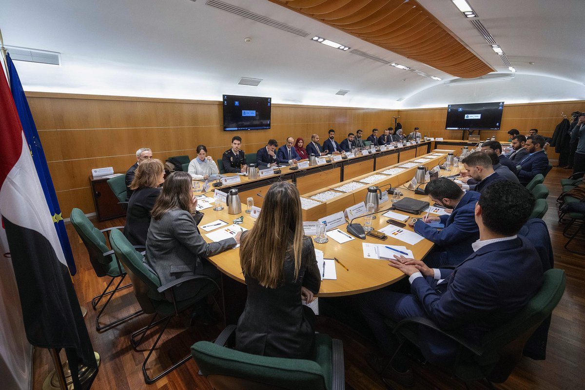 🇪🇸🇦🇪 La DG de Relaciones Internacionales y Extranjería de <a href="/interiorgob/">Ministerio del Interior</a>, Elena Garzón, ha recibido a una delegación ministerial de Emiratos Árabes Unidos. 

La reunión ha abordado, en colaboración con <a href="/justiciagob/">Ministerio de la Presidencia, Justicia y R. Cortes</a>, la cooperación en la lucha contra la financiación del terrorismo.