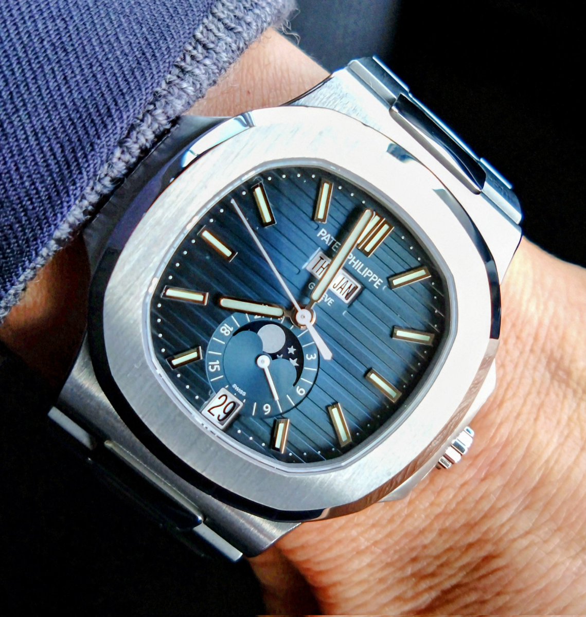 青いハート型型抜き型 本日… 納品されたばかりの… 『#ノーチラス 5726/1A⌚』を着用して出勤