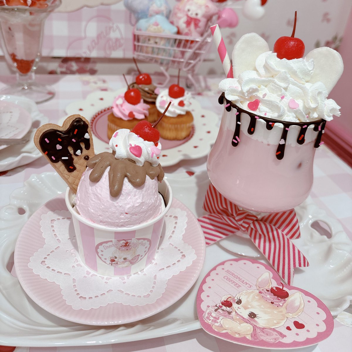 hiromanscoffee's tweet image. MAKI × HIROMAN'S COFFEE
♡ コラボメニュー紹介 ♡

うさぎのいちごみるくどりんくと
アイスクリーム風のホイップクリーム🍨
中にはチョコケーキといちご果肉入り🍓
とける心配もありません☺️💗
カップにはとってもかわいい
キャラクターのシール付きです🐰