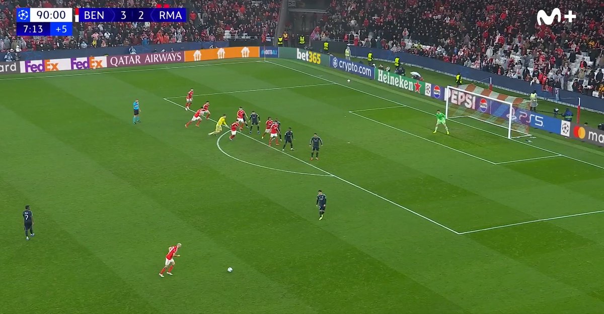 ESTO ES UN 6 VS 8!!! Vinicius y mbappe esperando para marcar un gol sin portero en la ultima jugada del partido.

Ahora a mamarsela a esos dos retrasados