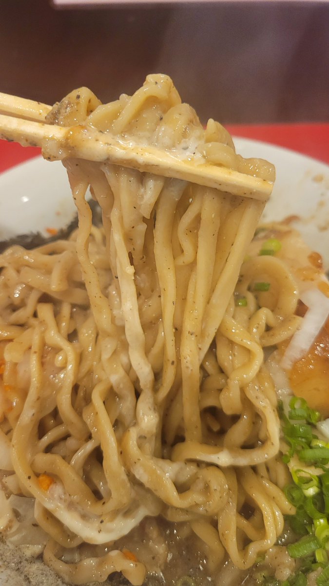 今日は江古田のラーメン鷹の目🍜
今月限定のニボニボまぜそば(̨̡  ◜𖥦◝)̧̢
なんとか月末に滑り込めました😳私限定でこれが1番好きです(*´ω`*)
チャーシューが凄いかたまり🤤