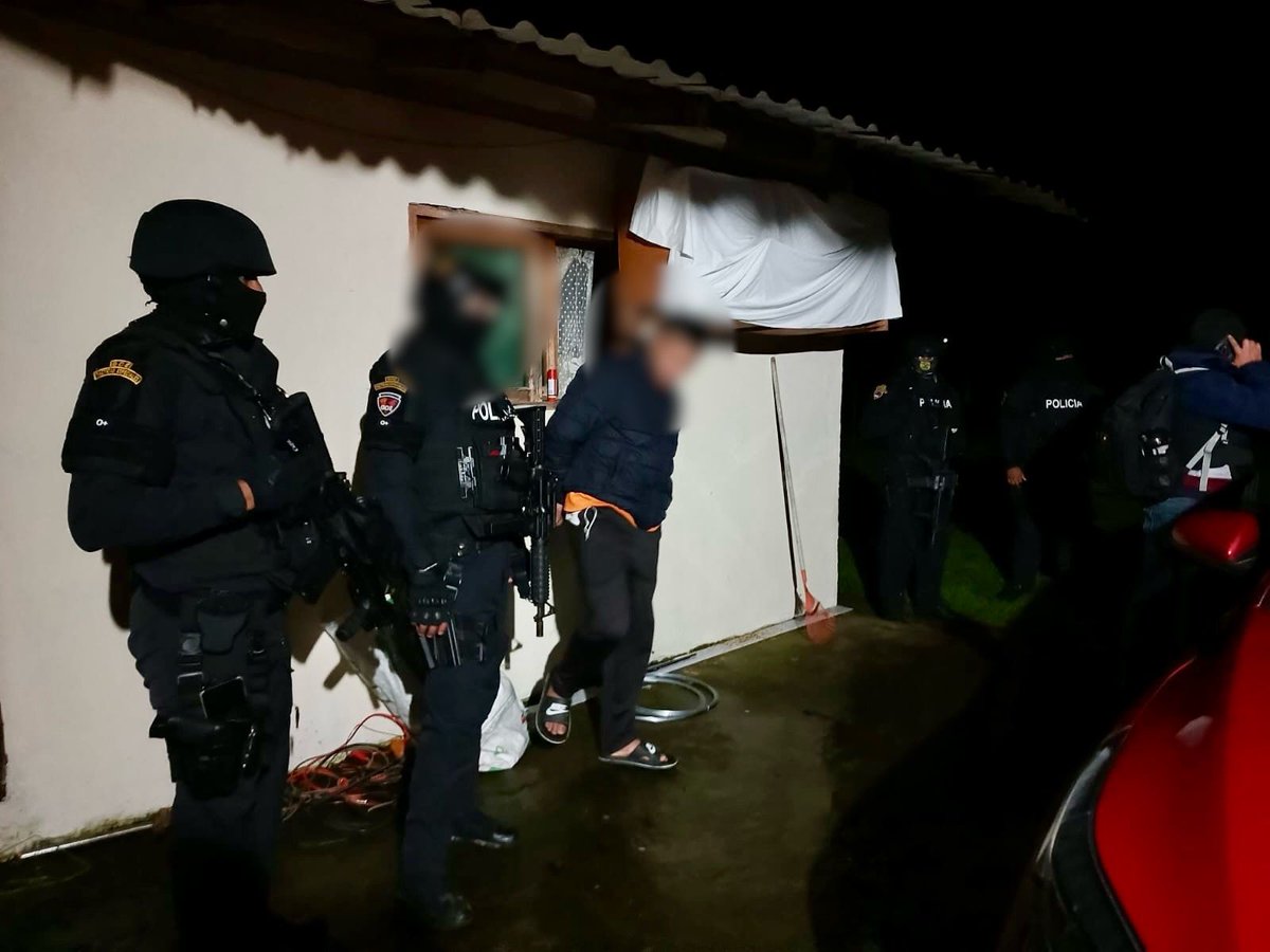 FiscaliaEcuador's tweet photo. #AHORA | En el marco de una investigación por presunta #AsociaciónIlícita, #FiscalíaEc lidera un operativo en #Pichincha e #Imbabura, enfocado en desarticular una supuesta organización dedicada al #Abigeato. En los 5 allanamientos, 4 personas fueron detenidas. https://t.co/Xs4xh7RuYO