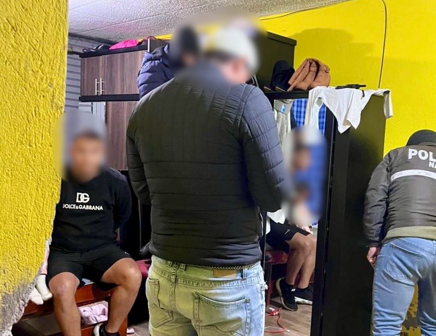 FiscaliaEcuador's tweet photo. #AHORA | En el marco de una investigación por presunta #AsociaciónIlícita, #FiscalíaEc lidera un operativo en #Pichincha e #Imbabura, enfocado en desarticular una supuesta organización dedicada al #Abigeato. En los 5 allanamientos, 4 personas fueron detenidas. https://t.co/Xs4xh7RuYO