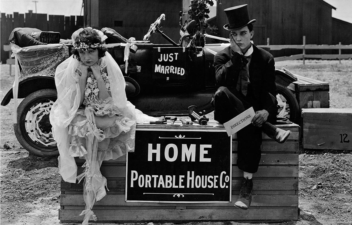 🏠上映作品紹介①『キートンの文化生活一週間』(1920年)
組み立て式の家をプレゼントされた新婚の二人は、四苦八苦してマイホームを完成させますが…
不思議な家が思いがけない大騒動を巻き起こす、喜劇王キートンの初監督主演作品。
キートンの人間離れしたアクションにも注目してお楽しみください🎩