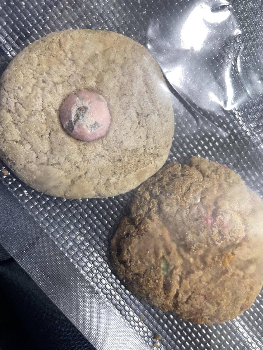 ENISHI808's tweet photo. weeくんのクッキーやっぱり凄いですね😈
サティバ試しけどやっぱり僕には1枚は多いです😹
皆さんも気をつけて半分からお試し下さい🐙 https://t.co/lBln47SpKY