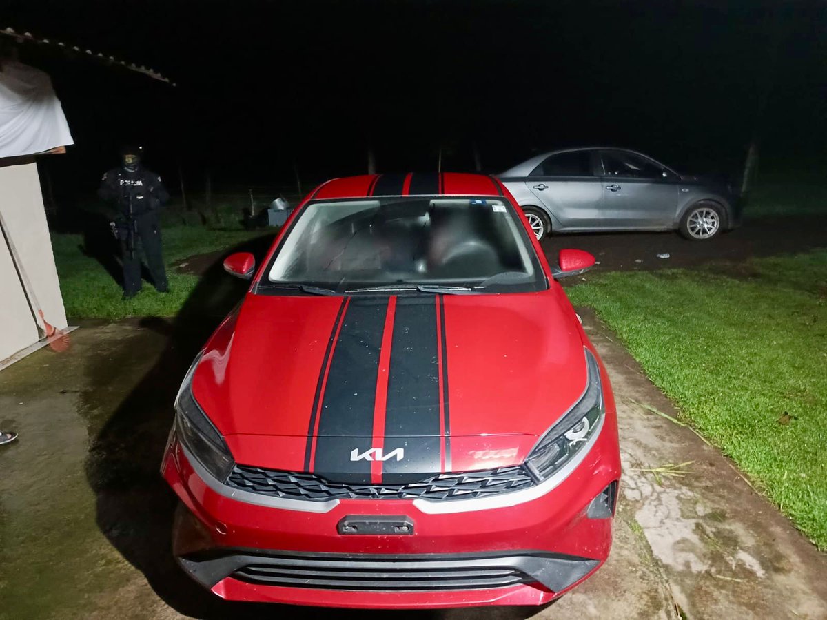 FiscaliaEcuador's tweet photo. #ACTUALIZACIÓN | Entre los indicios levantados constan un camión con reporte de robo, vehículos livianos, teléfonos, radios de comunicación y placas de automotores. La situación jurídica de los sospechosos se resolverá en las próximas horas. https://t.co/9g8CtutRt5