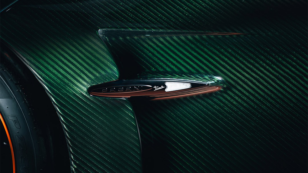 autoblog's tweet image. Nieuw artikel: Horacio Pagani viert verjaardag met nieuw oud model autoblog.nl/nieuws/horacio…