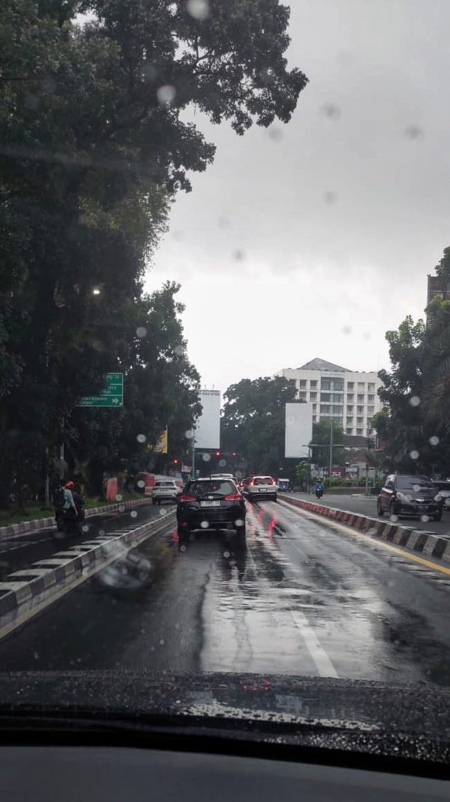 rameankebulan's tweet image. Ujan2 makan/minum yg anget2 ❌️
Ujan2 minum es kopi ✅️