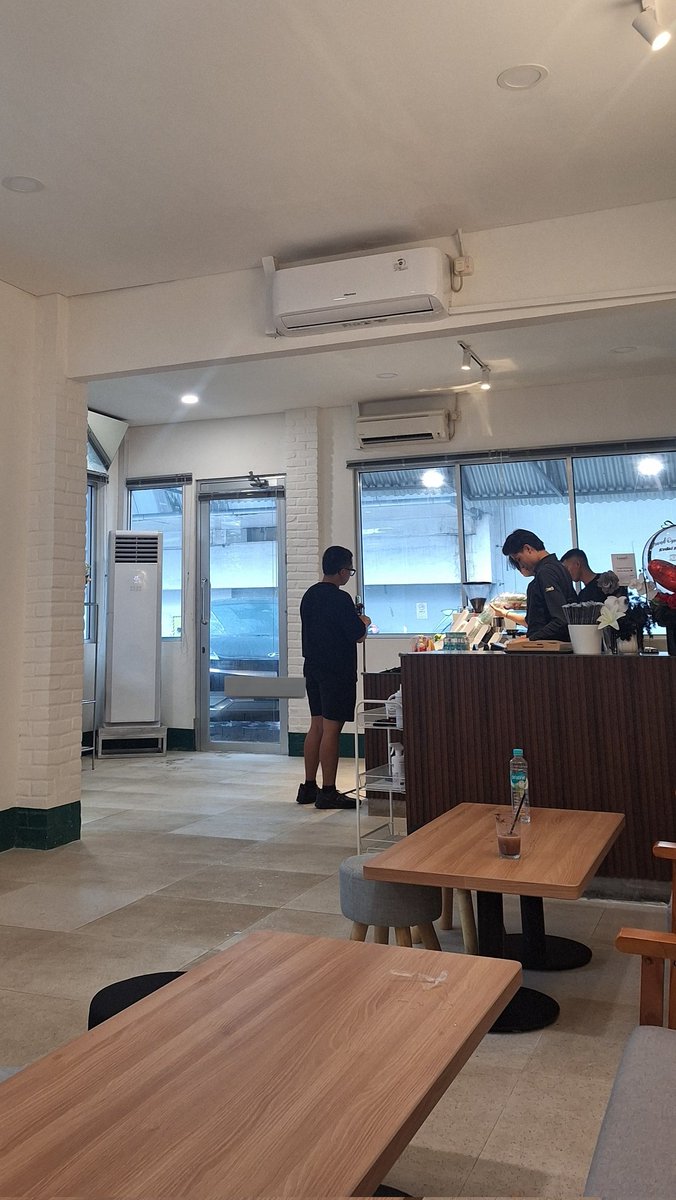 rameankebulan's tweet image. Ujan2 makan/minum yg anget2 ❌️
Ujan2 minum es kopi ✅️