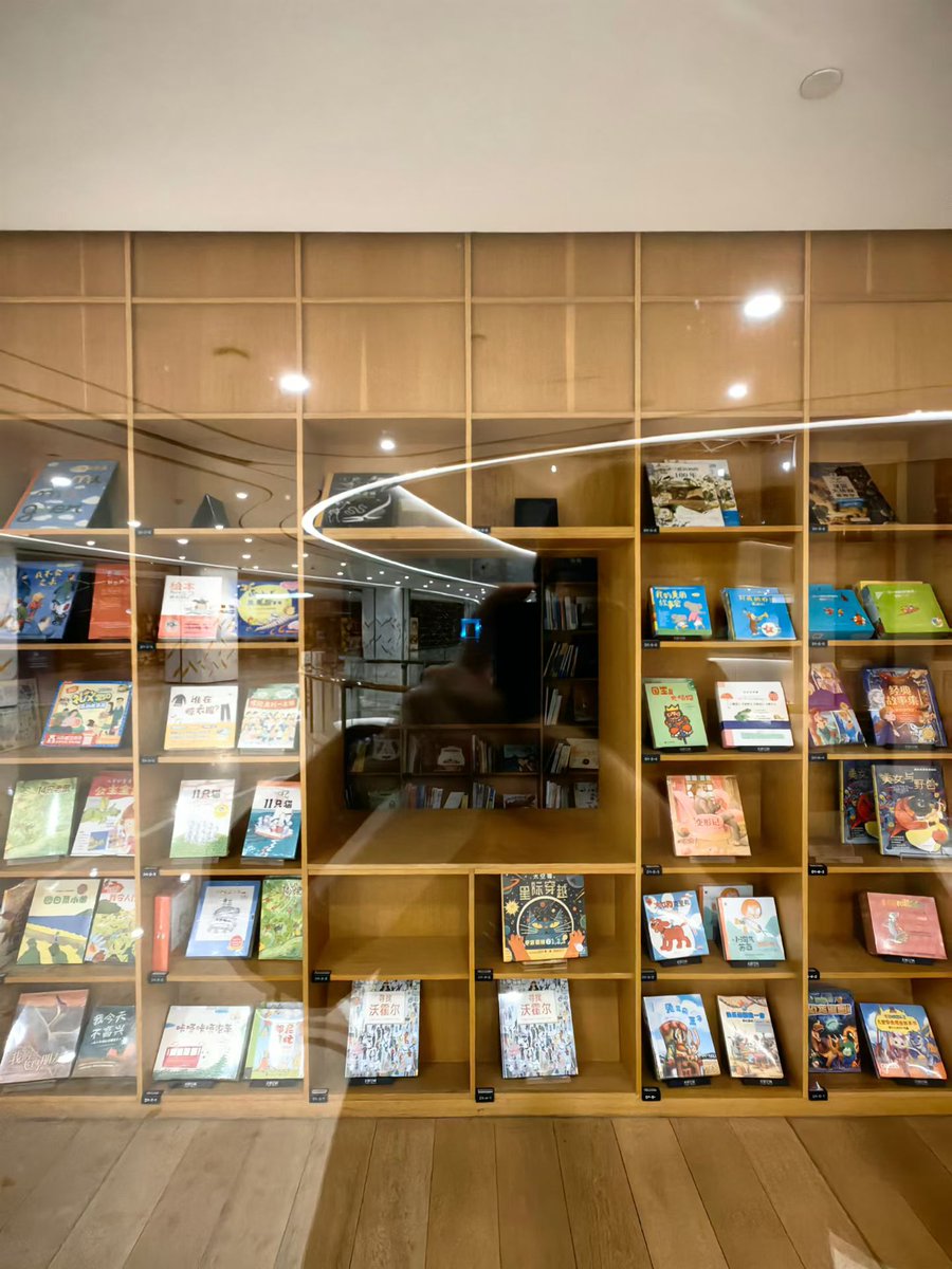 luxiaocheng6661's tweet photo. 今日をもって閉店しました｡
かつて賑やかな本屋はやっと終わった｡
安藤忠雄さんによってデザインされた本屋でした｡ https://t.co/0KsObOeVI7