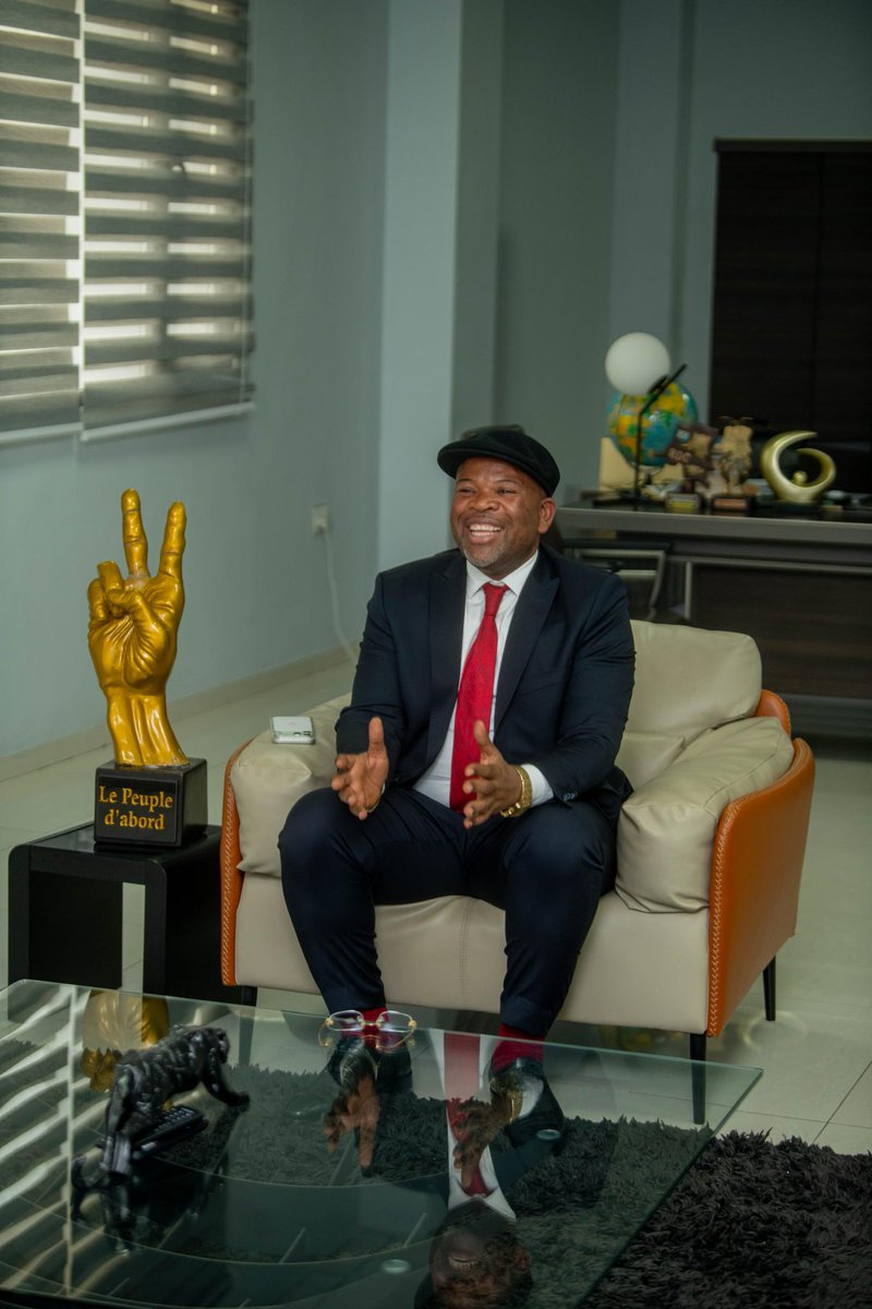 Donald Trump de la jeunesse en gestation, forgé par le combat et la proximité avec le peuple, sous l’œil vigilant et bienveillant du Chef de l’État, Son Excellence Félix-Antoine Tshisekedi Tshilombo, toujours prêt mais jamais pressé, AMISI MAKUTANO  incarne la relève courageuse.