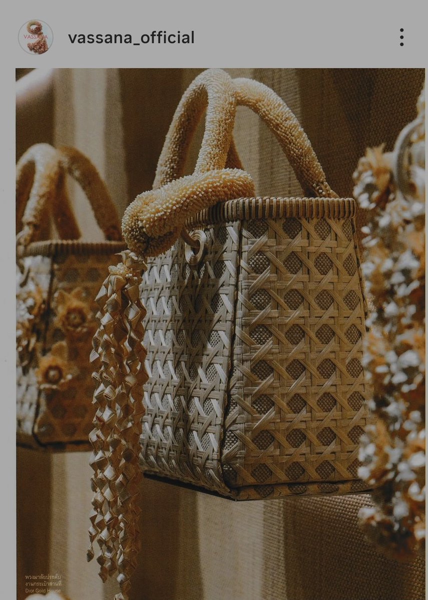 Kytkyt19's tweet image. กระเป๋ามาจากแบรนด์ vassana ค่ะแบรนด์ของคนไทยแบรนด์หัตถศิลป์จักสานไม้ไผ่พื้นบ้านจากเชียงใหม่ ตัวกระเป๋าอาจคนละแบบแต่ที่จับกับมาลัยห้อยคือใช่แน่นอน
#AmazingThailandxLISA
