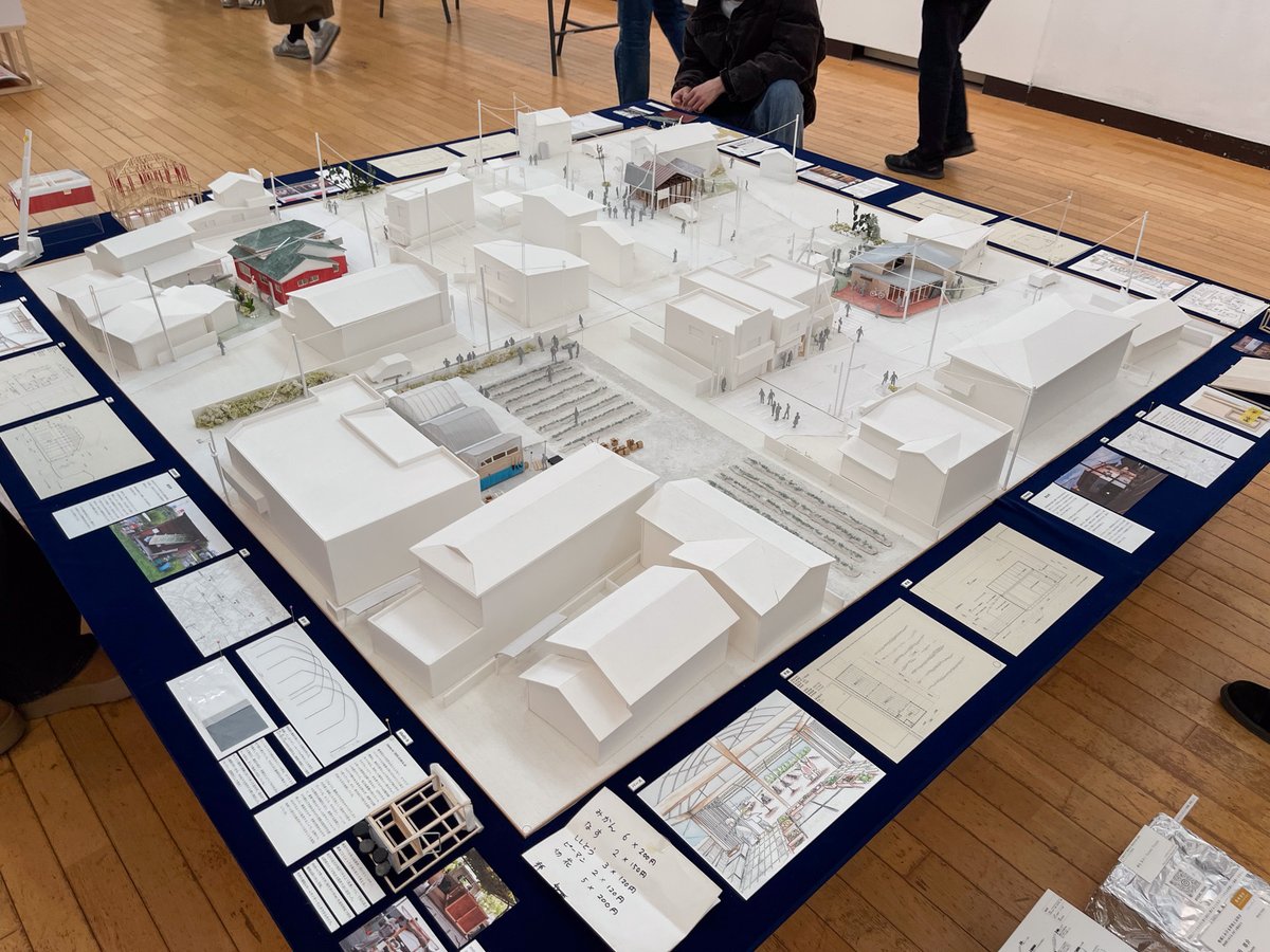 kara_full's tweet photo. 東京藝術大学 卒業・修了作品展の #陳列館 と #ラーニングコモンズ 内の作品の一部。
1、2枚目は陳列館の建築、3、4枚目はラーニングコモンズのデザインと工芸。 https://t.co/rjm1Q9mLA6