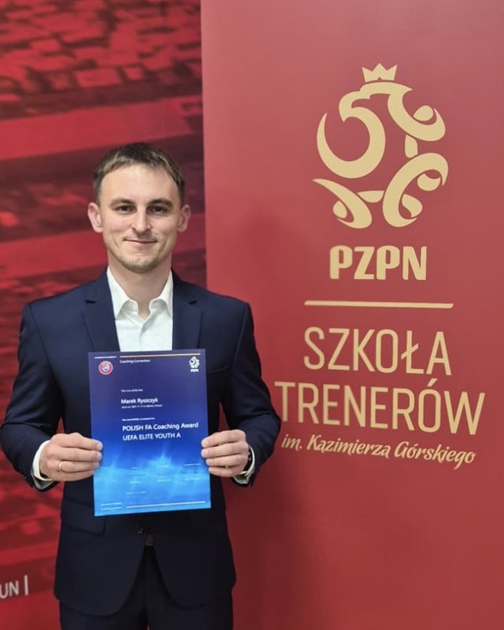 Marek Ryszczyk, który obecnie pełni rolę trenera w bloku B w Akademii Piłkarskiej Piasta Gliwice ukończył kurs i uzyskał licencję UEFA Elite Youth A! 👏🏻

Gratulujemy i życzmy wielu sukcesów na drodze trenerskiej! 🔵🔴