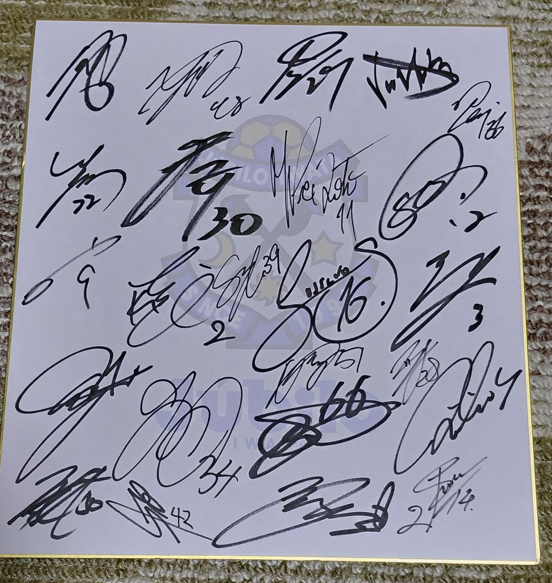 jsbbluems's tweet image. ファンサには外れましたが優しいサポ友さんに同行させて頂き一輝選手にゲーフラにサイン入れてもらいました🩵
今シーズンも娘と共に全力で応援します！！

#ジュビロ磐田
#川﨑一輝　選手