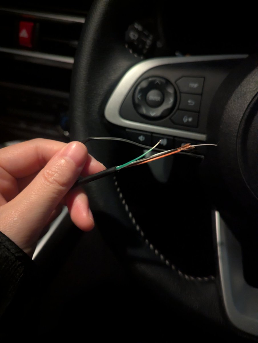 ハンドルききづら負けないと思ってハンドル切ったら携帯用充電ケーブルちぎれた〜〜〜〜中身初めて見た！