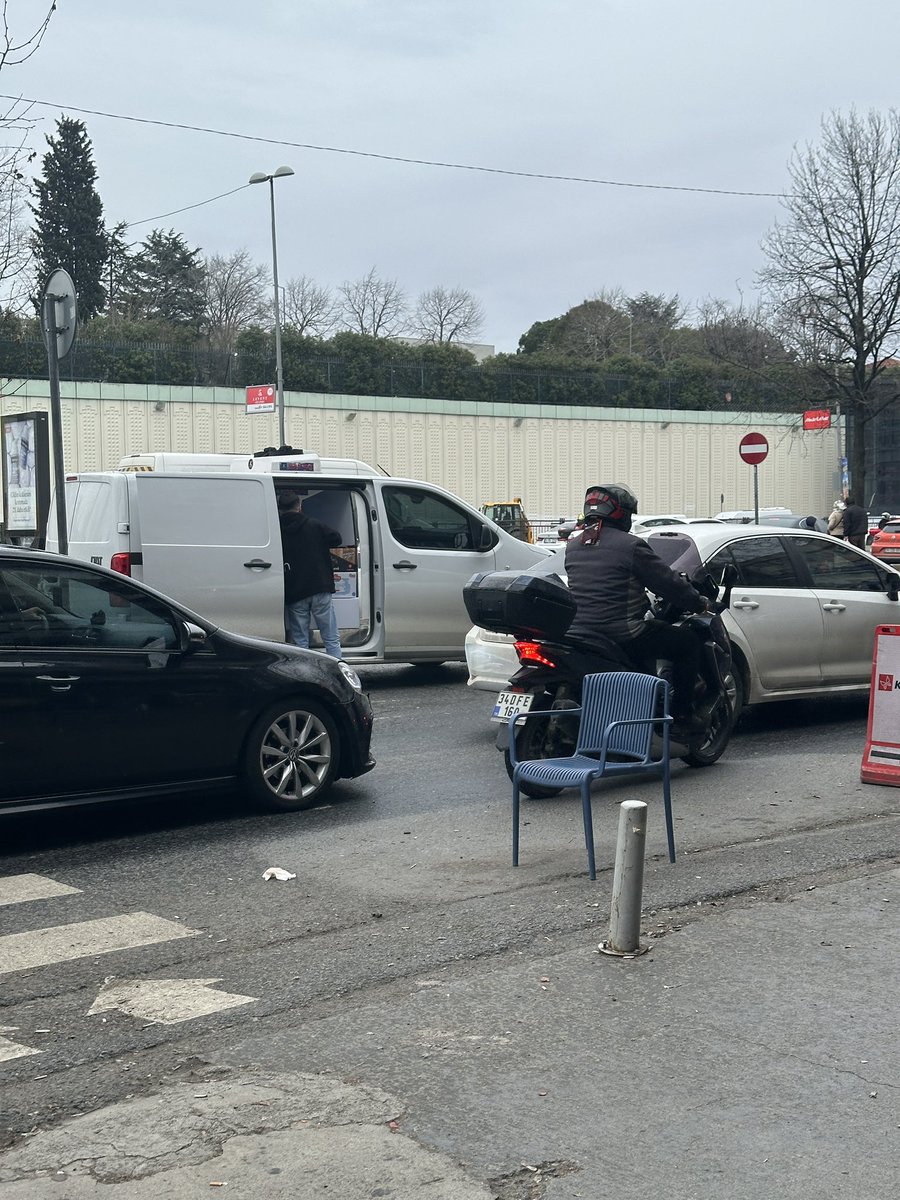 Şuraya oturup arabalara nah çekmek istiyom