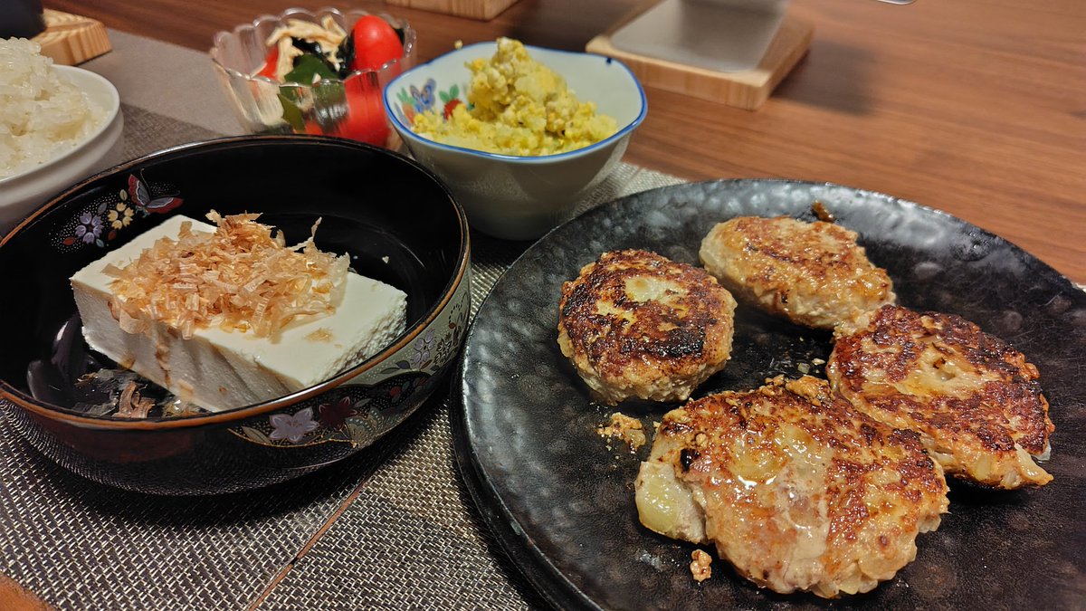 happycooktv's tweet photo. 塩ハンバーグ
ポテサラ
酢の物
冷奴
大好きなお米
＃1日4合夫婦で食べる https://t.co/VKFZswPxtI