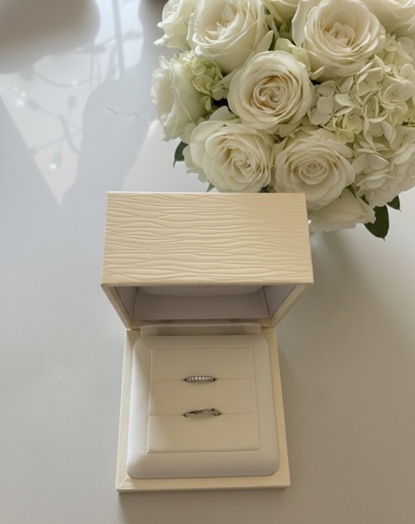 m_mgs1's tweet photo. 結婚指輪はMIKIMOTOにしました✨
太めの幅だから婚約指輪とも相性が良くて重ね付けしても可愛い〜💕
お気に入り🎶 https://t.co/Ei6BQYpgCx
