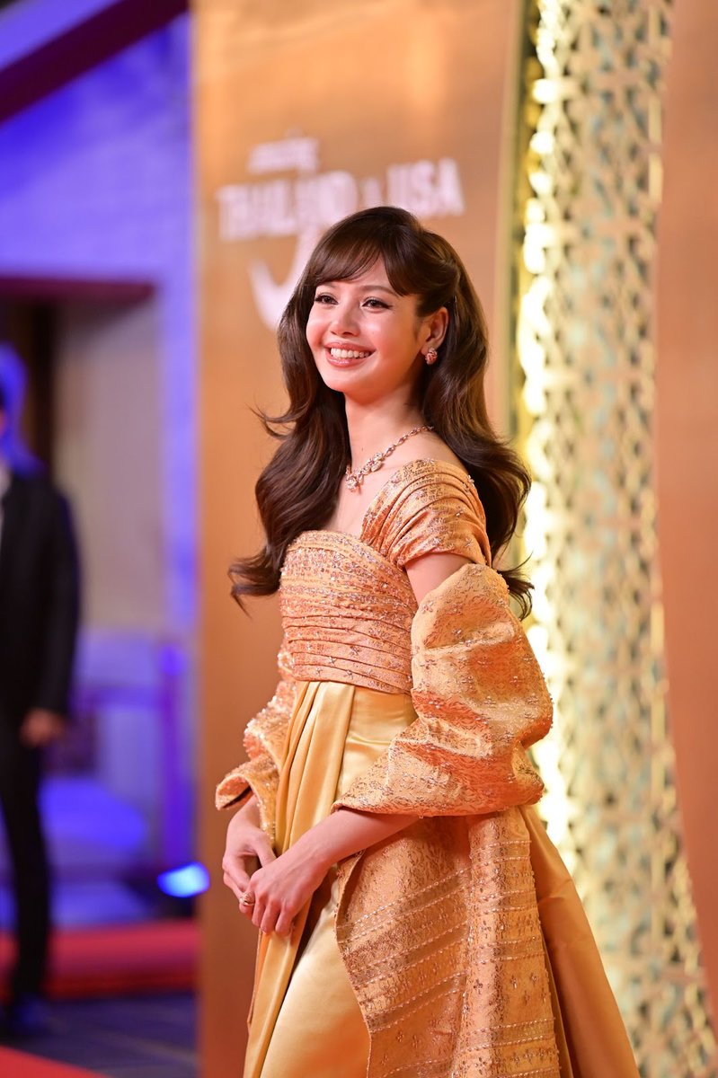 ค่ำคืนแห่งความภาคภูมิใจ "ลิซ่า" สวมชุดไทย
แรงบันดาลใจจากฉลองพระองค์สมเด็จพระบรมราชชนนีพันปีหลวง ✨

ท่ามกลางความสง่างามของพระปรางค์วัดอรุณราชวรารามราชวรมหาวิหาร  ลิซ่า ลลิษา มโนบาล ได้สร้างปรากฏการณ์สะกดทุกสายตาในฐานะ Amazing Thailand Ambassador อย่างเป็นทางการ