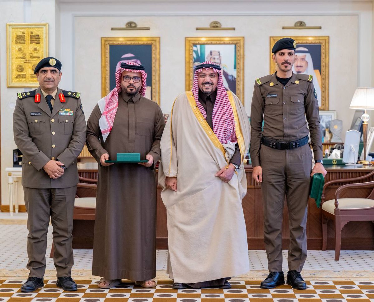 EmarahAlQassim's tweet photo. أكد سموه ان هذا الموقف يعكس ما يتحلّى به المواطن السعودي ورجال الأمن من حس وطني عالٍ، مؤكدًا أن مثل هذه النماذج المضيئة محل فخر واعتزاز، وتسهم في تعزيز القيم الإنسانية في المجتمع..

سمو #أمير_منطقة_القصيم يكرّم المواطن سلطان الحربي ورجلَ الأمن عيسى الرشيدي تقديرًا لما قدّماه من موقفٍ إنساني نبيل في مساعدة فتاة من أسرة سودانية تعرّضت لحادثٍ مروري.