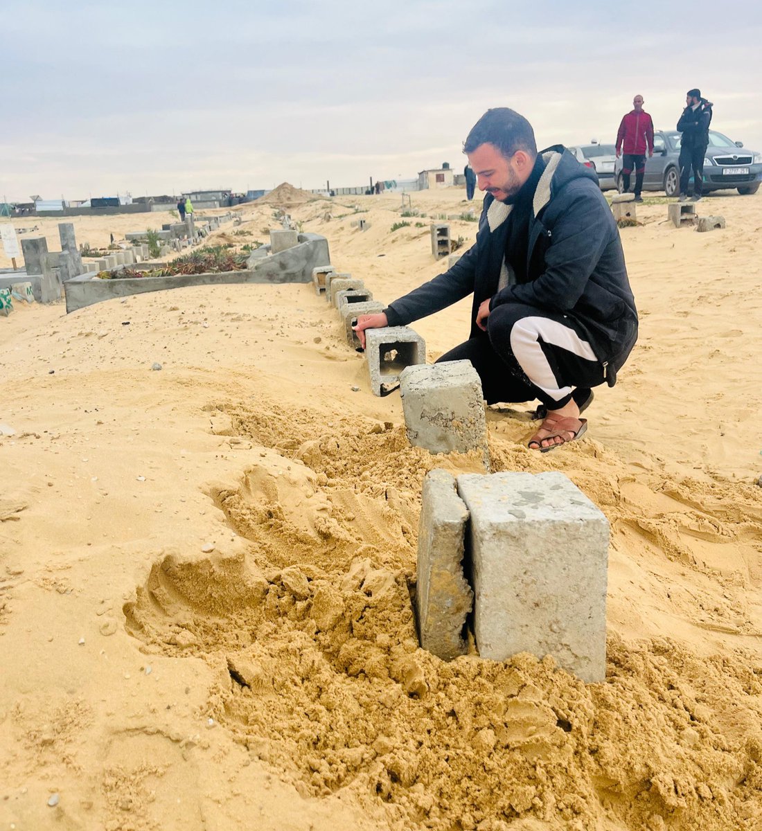 التقطتُ هذه الصور في مثل هذا اليوم قبل عامين، كانت الزيارة الأولى والأخيرة لقبور عائلتي التي قتلتها إسرائيل، والتي دفنتُها بيدي في حضن بعضهم البعض.

أبي احتضن ابنه البكر محمد
وأمي احتضنت أشلاء صغيرتها تالا
وأخي منصور احتضن ابنة أختي تالا

لم يكن حضنًا عاديًا، ولا شوقيًا بل حضنًا