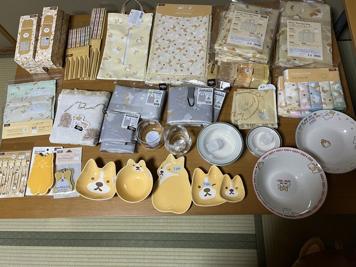 chanmoka's tweet photo. コーギーグッズ爆買い。笑
← illusie300
娘①が旅行先の小田原で買ってきてくれました。
→しまむら
オンラインで予約して店舗に取りに行ってきました。 https://t.co/GgXt9lFXEU