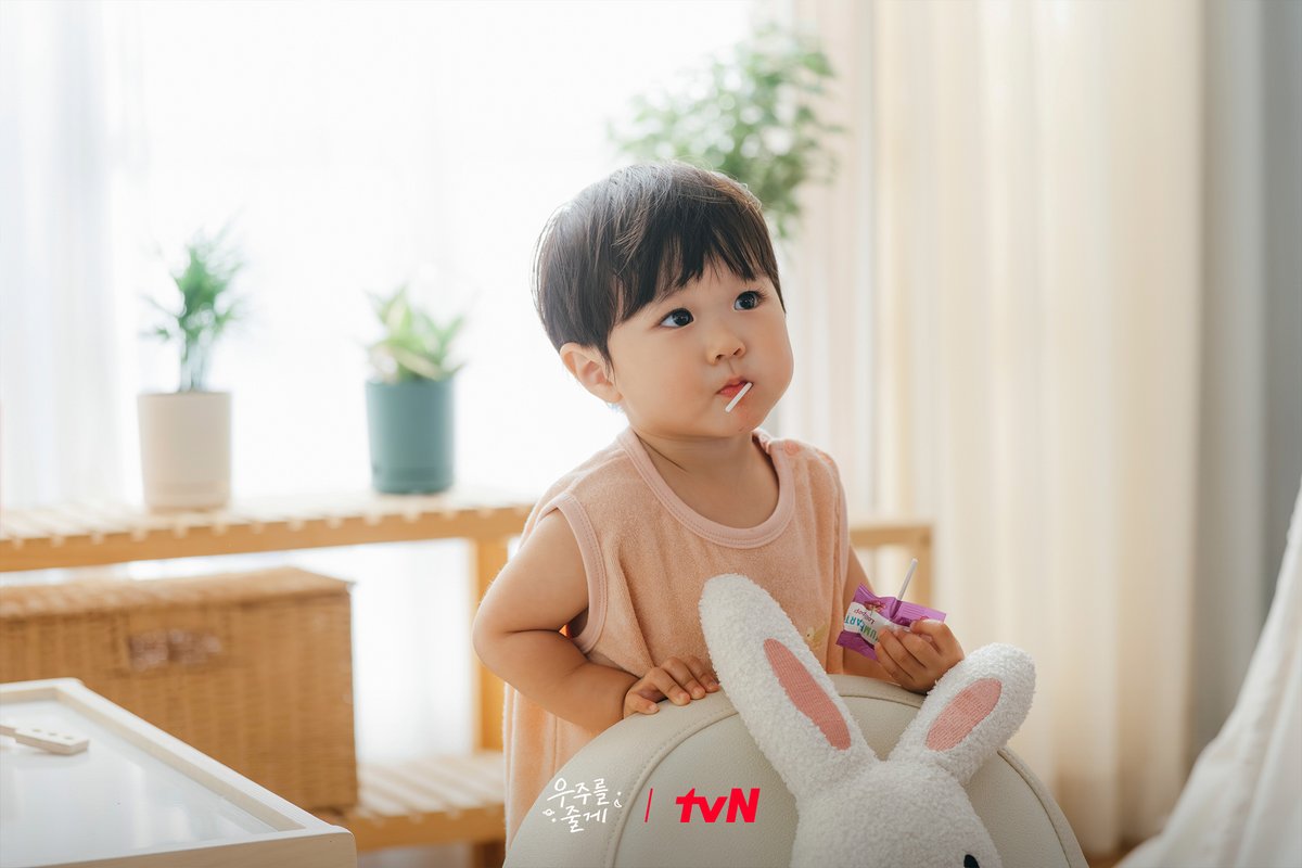 CJnDrama's tweet photo. 우주급 설렘 보장합니다💫
좌충우돌 육아&amp;동거 로맨스!
모두가 기다린 <우주를 줄게> 첫 방송 D-5💕

사돈 남녀 공동 육아 프로젝트 <우주를 줄게>
2/4 [수] 밤 10:40 첫 방송 | tvN

#tvN #우주를줄게 #OurUniverse
#배인혁 #노정의 #박서함
#즐거움엔20tvN #스트리밍은TVING https://t.co/oJf3tfjBPn
