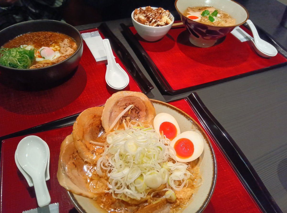 三兄妹で飯っしー。味噌ラーメンがいっちゃんうまか。