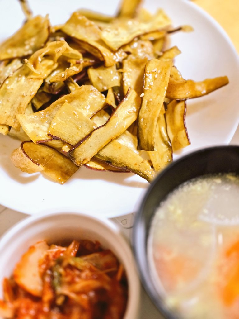 今日はパリパリの大学芋🍠と中華風スープにキムチ😊
#うる飯