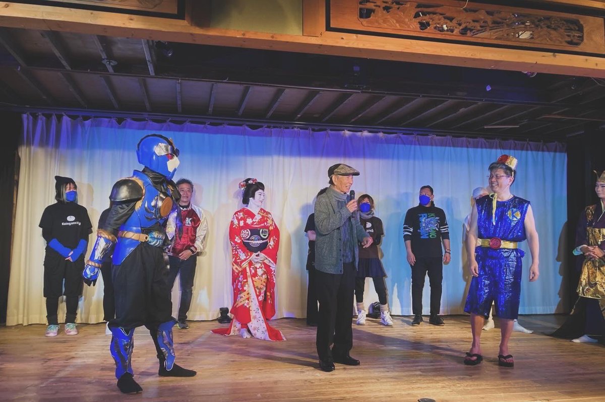 eewassho's tweet photo. 【過去写真】

2023年2月23日
熊野来神エーワッショーを生み出した地元の有志団体の10周年イベントとして演劇公演を行った😊

地元劇団の協力で生き生きとした姿で現れたエーワッショー！

#熊野来神エーワッショー
#ご当地ヒーロー
#和歌山
#特撮 https://t.co/9aKlh4oW6d
