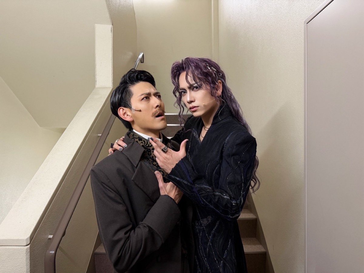 『エリザベート』
本日も誠にありがとうございました
明日はダブルキャストの大千穐楽
いっくんトートと🪶
生まれた日にちが11日違いのお兄さん
それ以上の安心感と兄貴肌と色気とかっこよさが漂っています
明日で終わりなのか😭
心に刻みます
#エリザベート
#トート
#エルマー