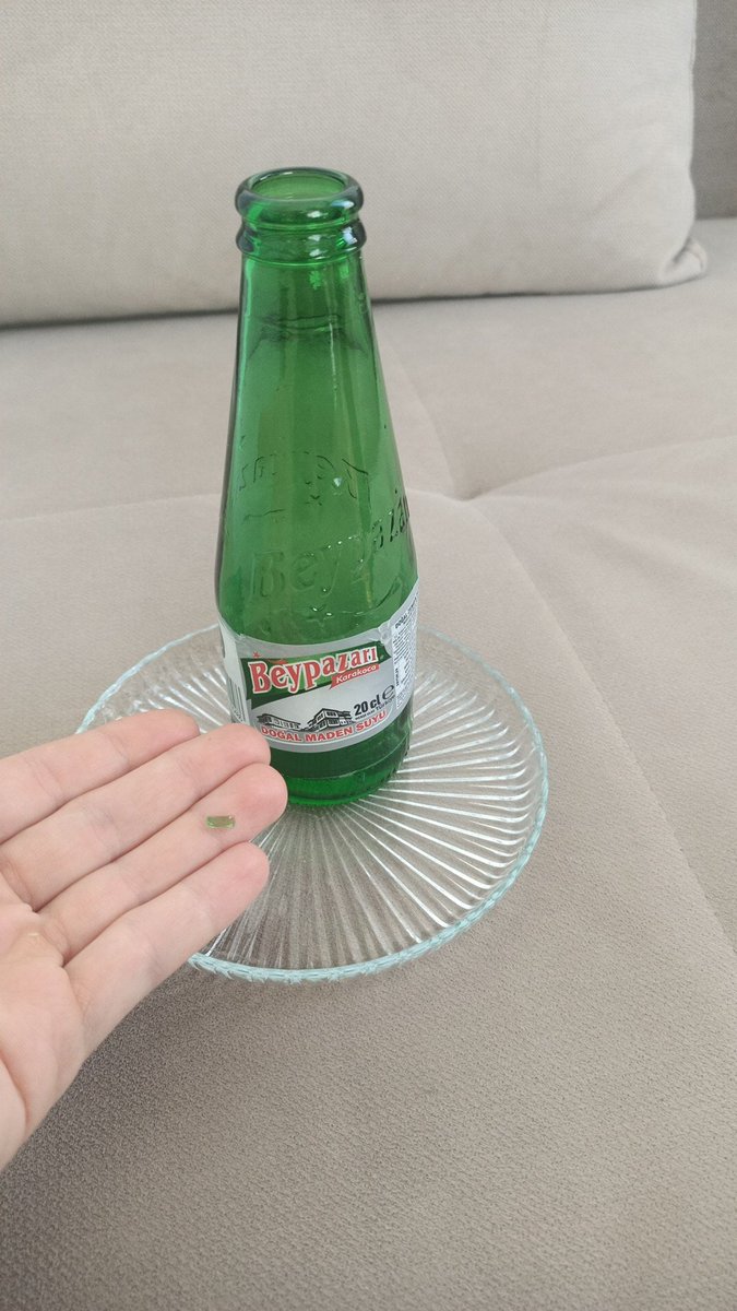 sevgibal08's tweet photo. Sağlam bir şekilde eve alıp getirdiğim maden suyunun içinden cam kırığı çıktı. Lütfen içerken bardağa döküp için hatta bu saatten sonra mümkünse süzerek için. Teşekkürler @beypazarimdnsyu az kalsın hastanelik oluyordum. https://t.co/9aBvdA6HID