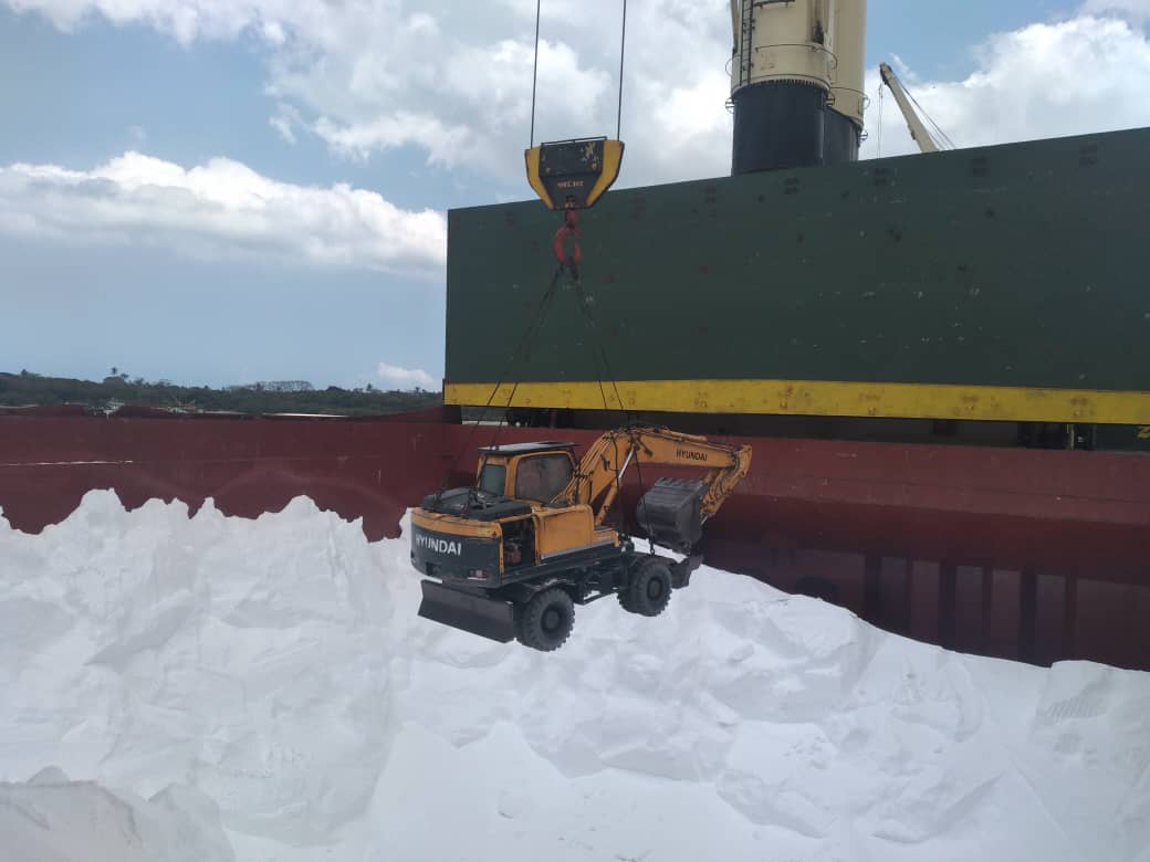 eslealtd's tweet photo. We drive #regionaltrade by handling vital bulk cargo across #EasternAfrican ports! From #sodaash (Na₂CO₃) to other essential industrial minerals, we support glass #manufacturing, detergents, and countless #production lines. 

#BulkCargo #DarEsSalaam #SupplyChain  #Tanzania https://t.co/Jlq2I3V8bh