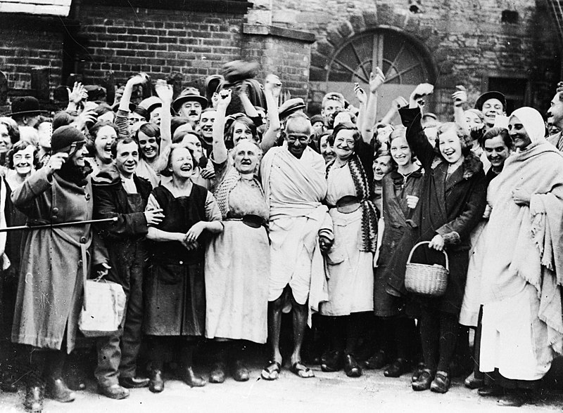 IndiaHistorypic's tweet photo. 1931 :: Mahatma Gandhi Being Greeted by Textile Workers In Darwen, Lancashire , England https://t.co/QqEDDNUh86