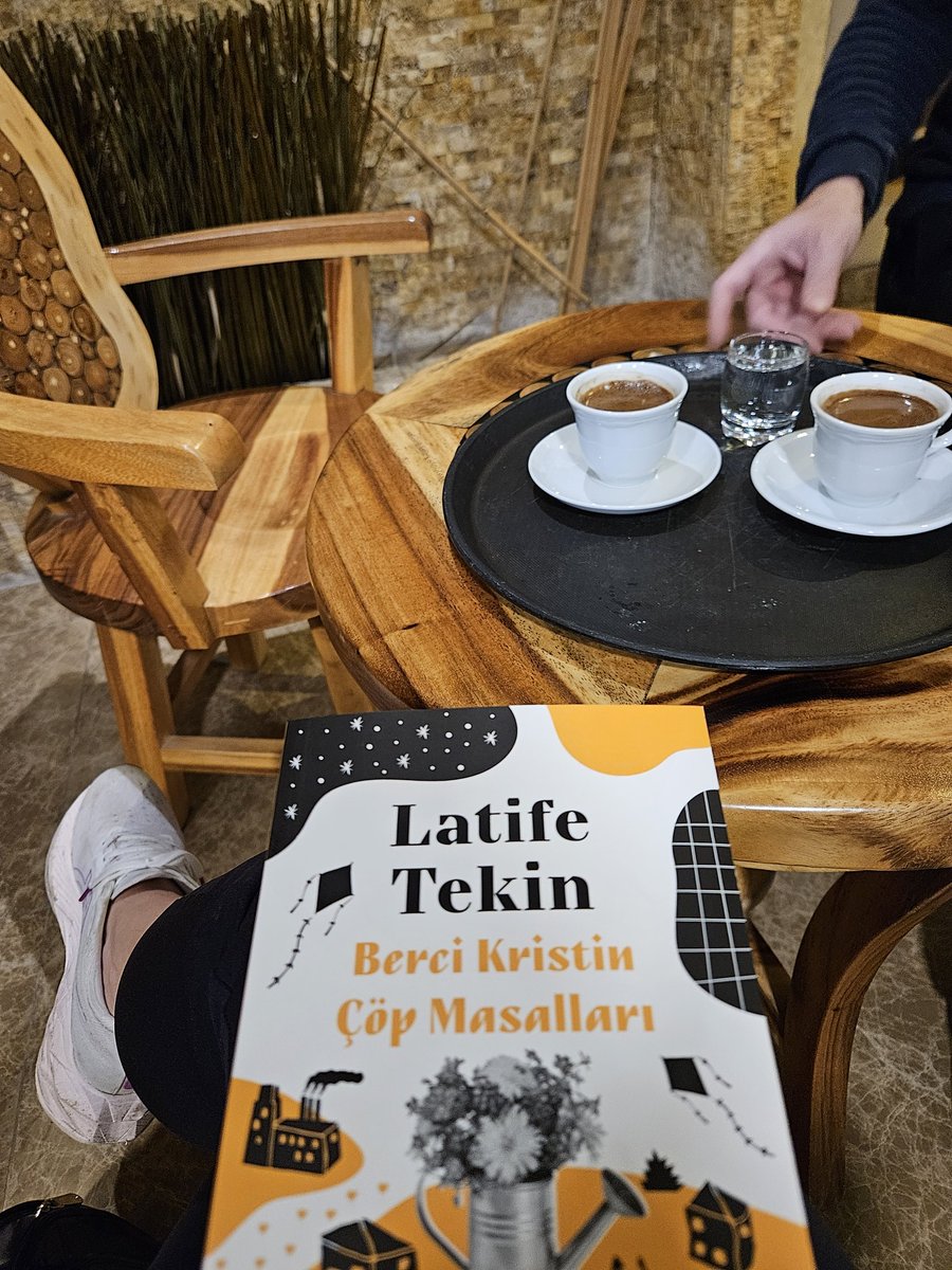 Bu kitap için biri "masal okumayı severim ama bu masaldan bişey anlamadım" yazmış🤭
Görüp görebileceği en farklı anlatımı ile toplumsal konuları bir bir işleyen, Berci Kristin  Çöp Masalları'na demiş hem de.