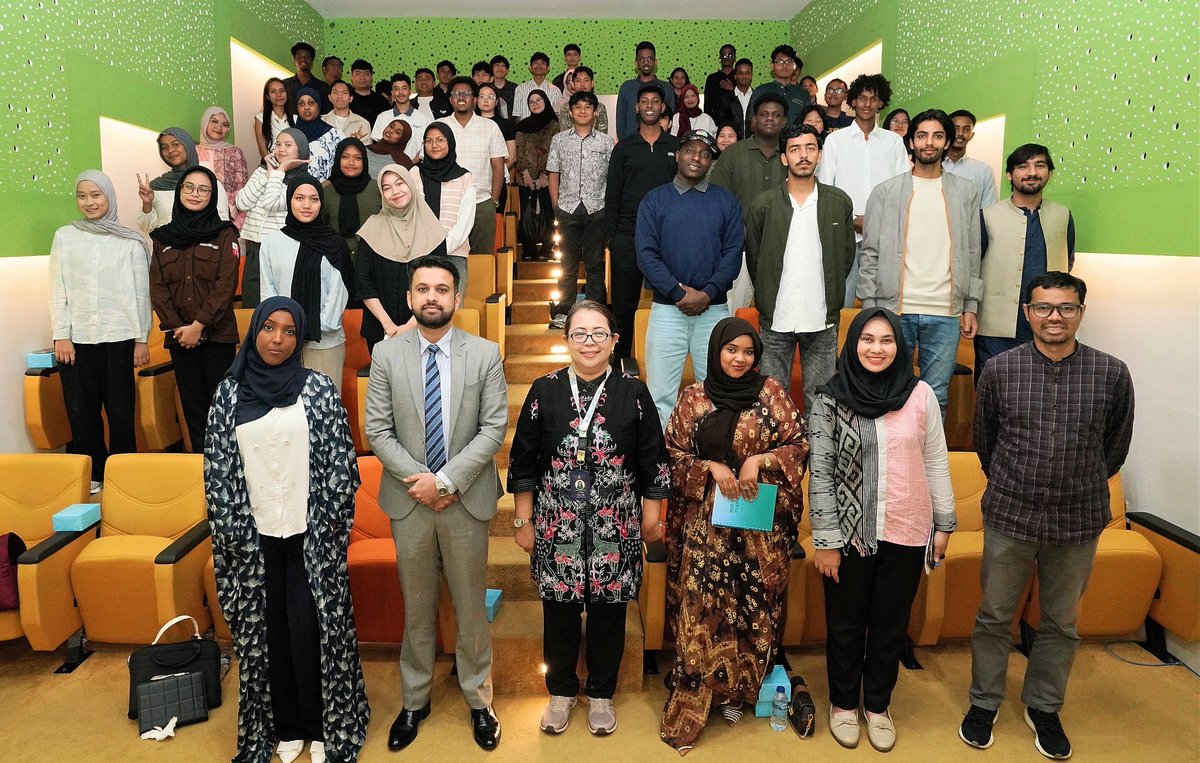 ZaafirJaved's tweet photo. Delivered a Lecture on Pakistan Geo Strategic Potential and Cultural Heritage at @univmercubuana (Mercu Buana University). Highlighted Pakistan as an amazing and wonderful tourist destination with rich culture, food and hospitable people.
#pakistan #indonesia https://t.co/KSrqEzEKu2