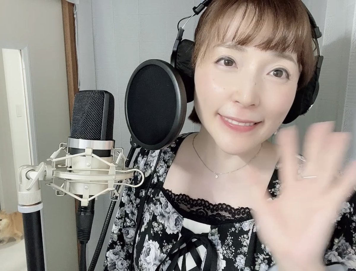 ほぼ毎日レコーディングしてるよ❣️

今はブラジル、エストニア、アメリカからご依頼を受けて練習中🎤
って書くとすごい国際的歌手みたいな気分( ͡° ͜ʖ ͡°)

あっ、、背後に毛玉が🐶