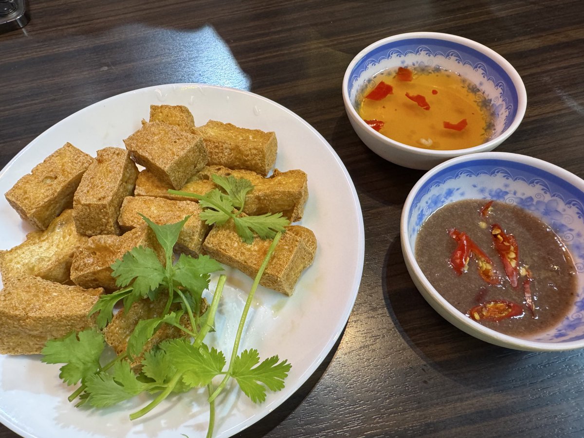 結局今週4回湯島のベトナム料理屋さんに行った🙆‍♂️おいしかった🇻🇳

自家製ホルモンの小鍋、最高にうまいのでオススメです
美味しいMắm tômがあるのもポイント高いとおもう